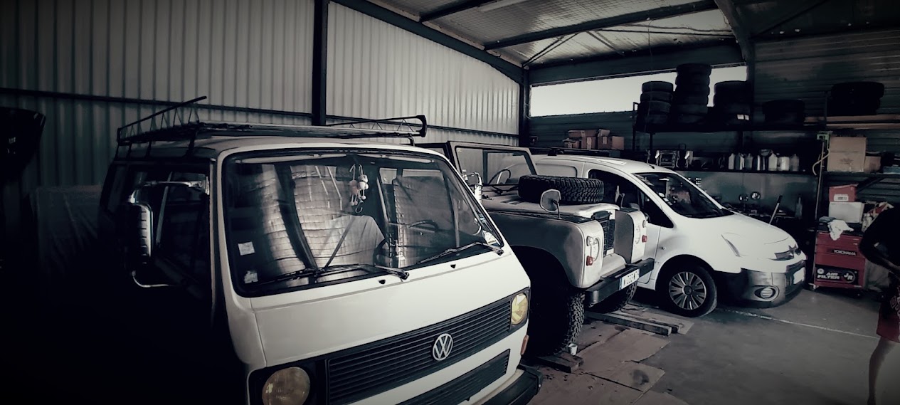 Véhicules dans l’atelier d’Auto Évasion 84 à Pernes-les-Fontaines